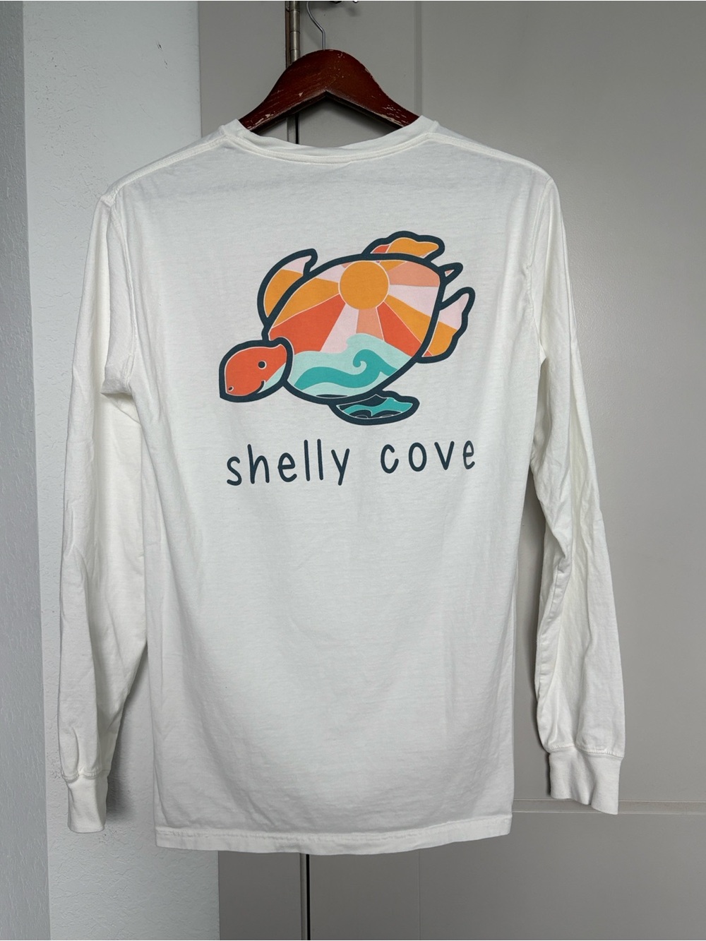 SHELLY COVE WHITE GRAPHIC TURTLE LOGO LONG SLEEVE TSHIRT WOMENS SMALL